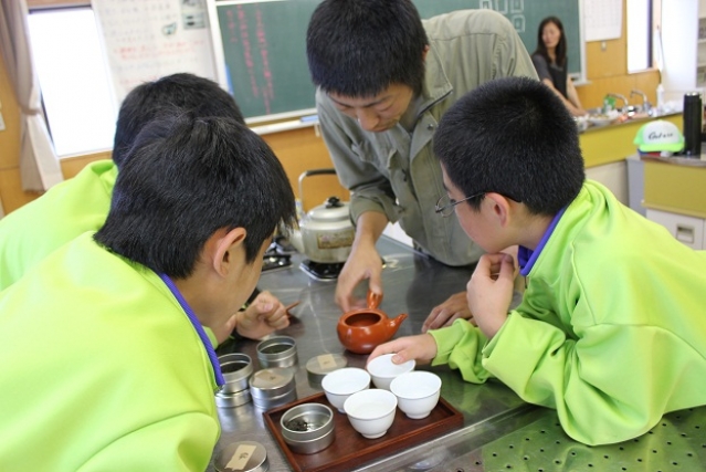 お茶の入れ方を学習している様子
