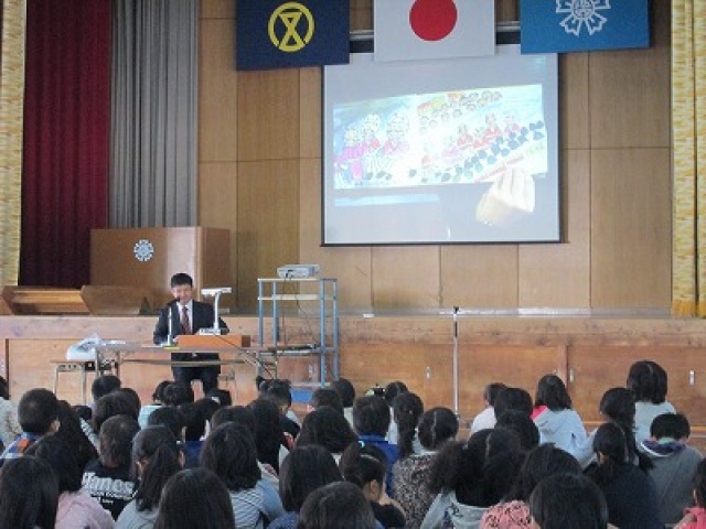 読書集会における読み聞かせの様子