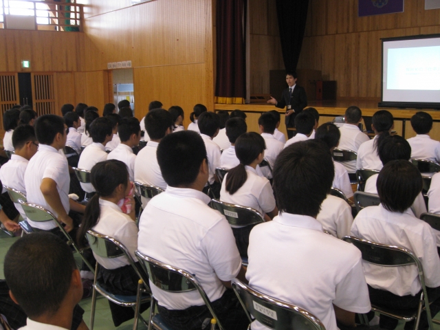 金子峻さんの話を聞く生徒