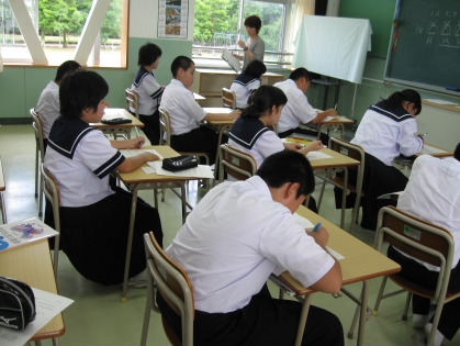 ワークシートを使って学習する生徒