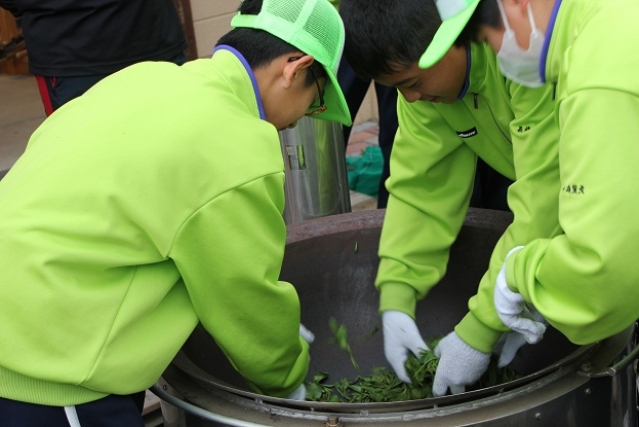 茶葉を釜炒りしている様子