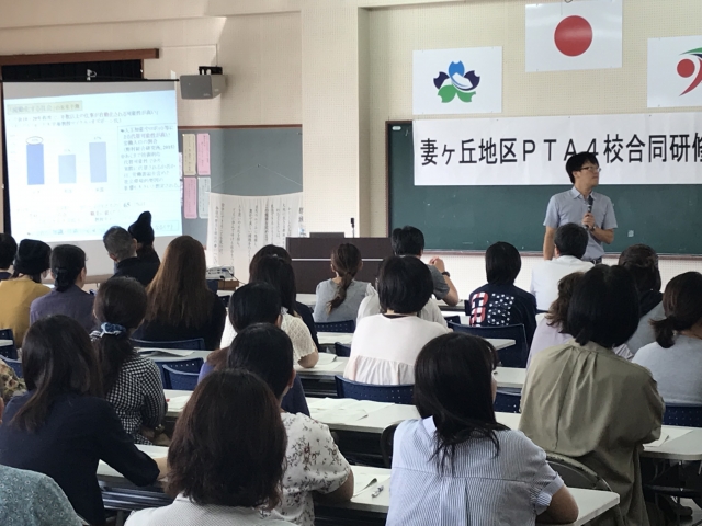 講演される五十嵐先生と話に聴き入る保護者の皆さん