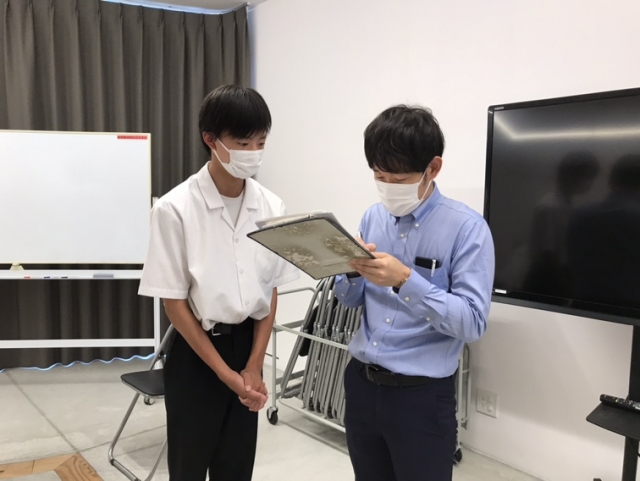 新聞社にインタビューされる生徒さん 新聞社にインタビューされる生徒さん