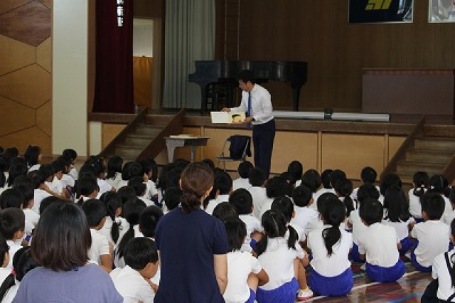 全校読み聞かせ会の様子