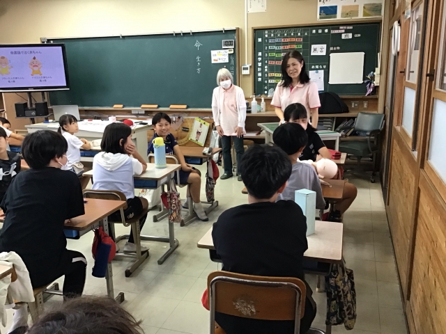 講師の話を真剣に聞く児童③