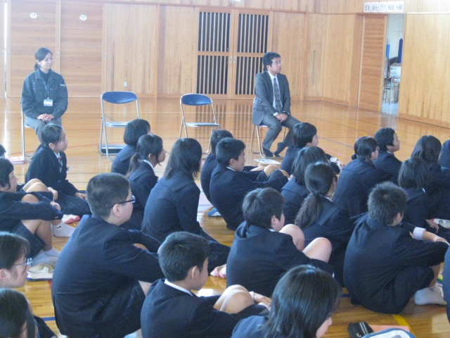 神宮司悟さんの説明を聞いている児童の様子