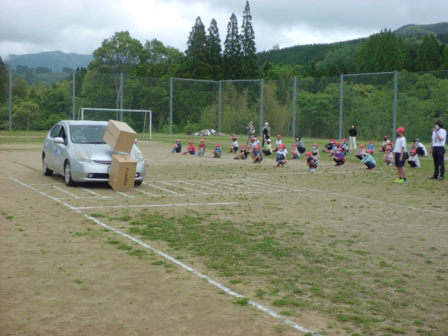 車は急に止まれない