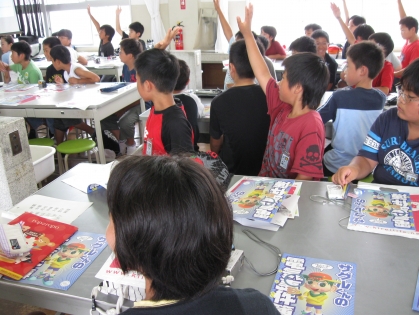 九州電力が作成した資料で学ぶ児童