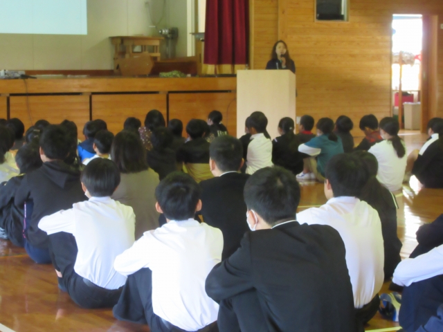 講話を聞く児童生徒 講話を聞く児童生徒