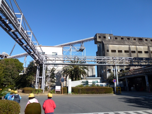 広い工場に大きな建物がたくさんありました。