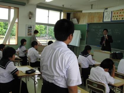 講師に質問する生徒