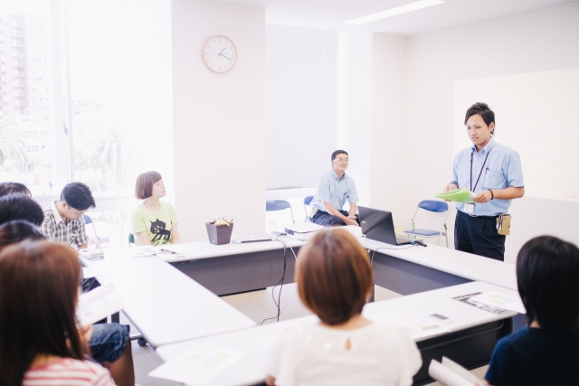 授業の様子です。意外と自転車マナーについては知らないことも多く、参加者から「へぇ〜」という声がたくさんで出ました。