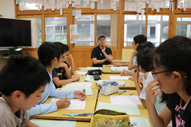 児童の質問に答える講師