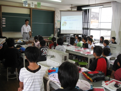 橋口氏のお話を真剣に聞く児童