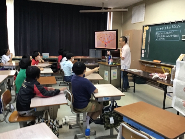 講師の話を真剣に聞く児童②