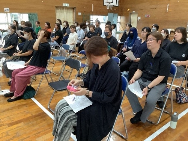 保護者も一緒に参加する様子
