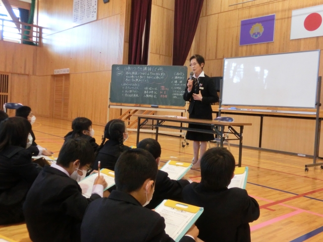 児童に熱心に語る日髙昭江さん