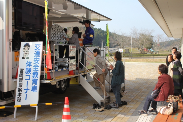 体験車での様子 2 体験車での様子 2