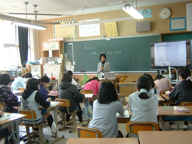 5年総合的な学習の時間「夢に向かって」の授業のようす