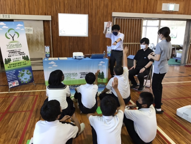 元気に手をあげてくれた中学生 元気に手をあげてくれた中学生