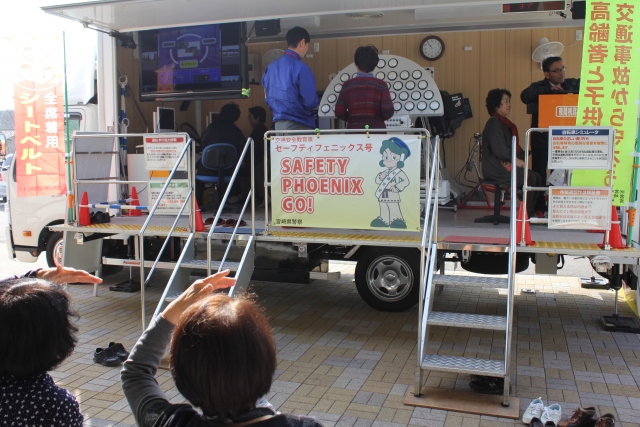 体験車での学級生の様子 体験車での学級生の様子