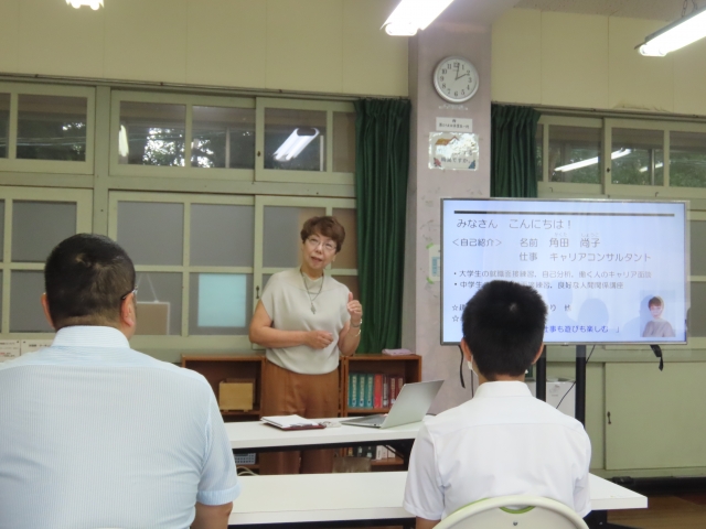 講師が話す様子
