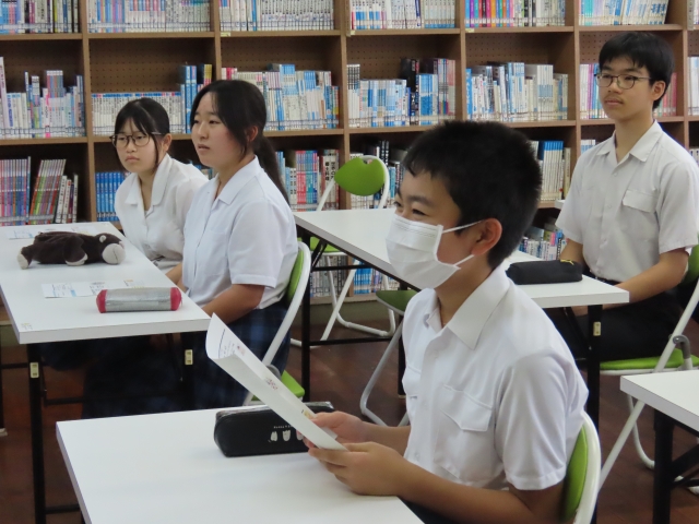 生徒たちが講義を聞く様子