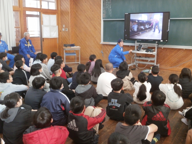 警察犬訓練士の仕事についてスライドで説明している様子